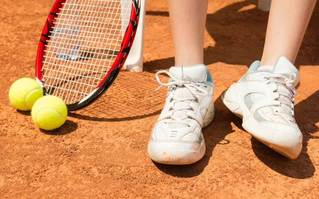 how to wash tennis shoes